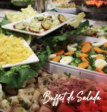 Mesa de saladas frescas e acompanhamentos variados do buffet por quilo