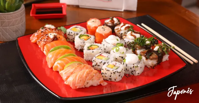 Travessa de sushis e uramakis preparados pelo sushiman no jantar