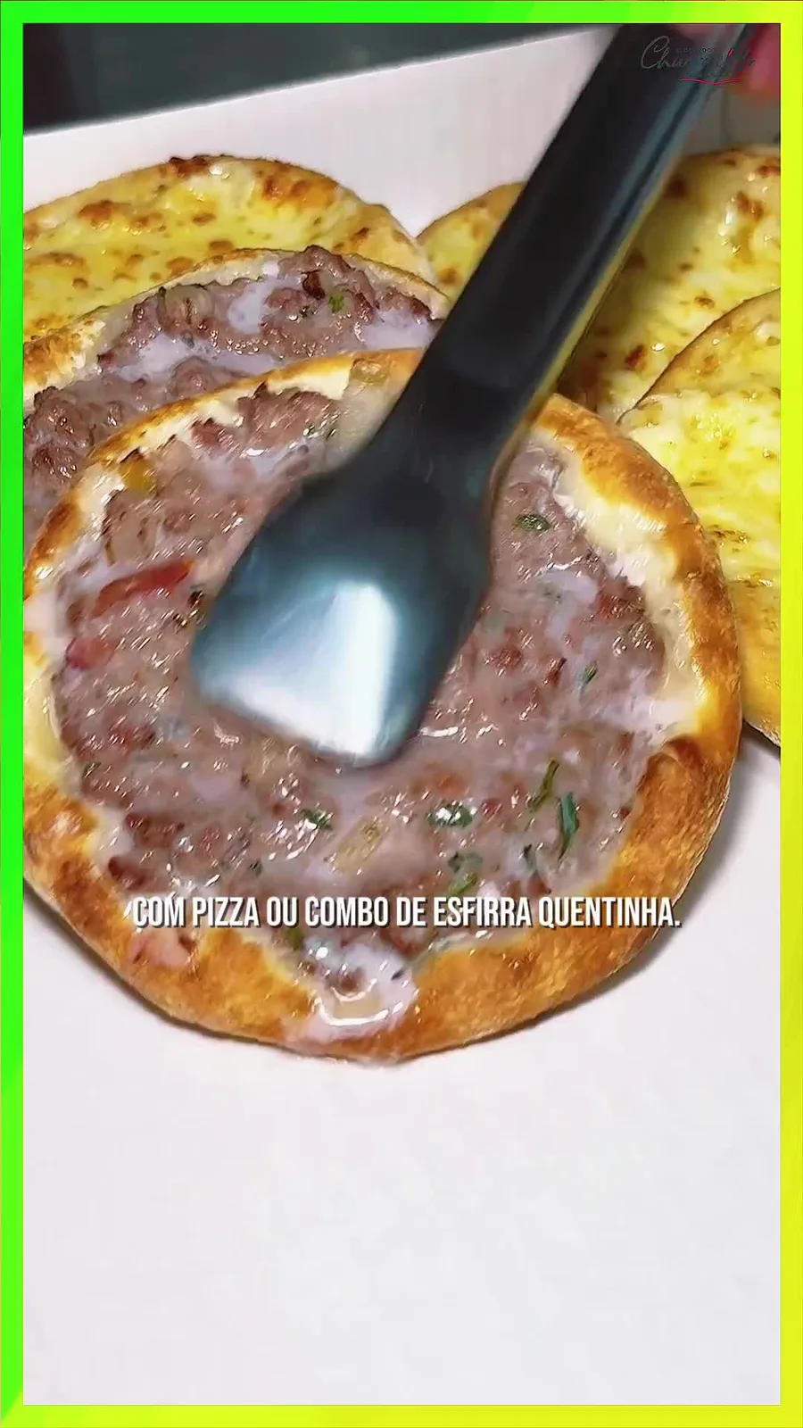 Close de esfihas abertas com queijo derretido sendo retiradas com espátula